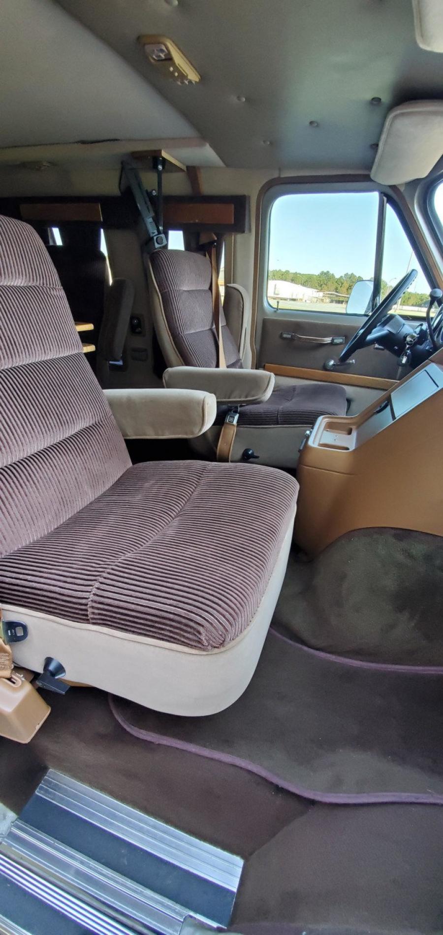 Интерьер Chevrolet G20 Conversion Van  (CG21305) 1988 года  (фото 190 из 257)